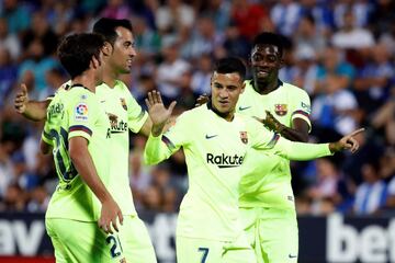 El centrocampista brasileño del FC Barcelona, Philippe Coutinho, celebra su gol con sus compañeros