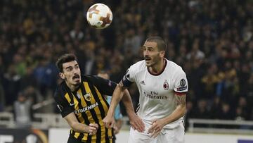 AC Milan&#039;s Leonardo Bonucci, right, challenges for the ball with Athens&#039; Lazaros Christodoulopoulos during the Europa League group D soccer match between AEK Athens and AC Milan at the Olympic stadium, in Athens, Thursday, Nov. 2, 2017. (AP Phot