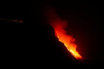 La lava del volcán de La Palma ha llegado al mar en la costa del municipio de Tazacorte. Se ha precipitado de un acantilado de cerca de 100 metros de altura. Las nubes tóxicas que genera el magma al contacto con el agua del mar suponen la gran preocupación de las autoridades.
