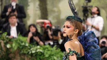 Zendaya posó en la alfombra de la Met Gala con dos looks diferentes. Te compartimos todos los detalles de ambos vestidos.