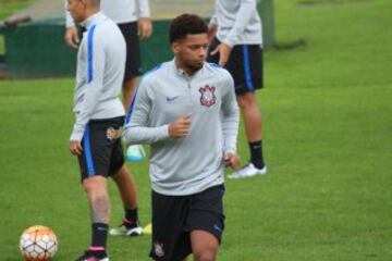 Corinthians entrenó en la tarde del martes en El Campín, bajo una permanente lluvia.  El equipo brasileño hizo trabajo defensivo en los cobros de pelota parada, previo al partido frente a Santa Fe del miércoles.