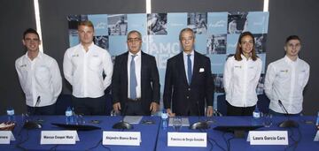 Diego Garc&iacute;a Carrera y Laura Garc&iacute;a-Caro en la firma de renovaci&oacute;n de las Becas Podium.