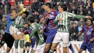 <b>UN BLOQUE MUY SÓLIDO. </b>El Huesca tuvo al Betis contra las cuerdas durante muchos minutos.