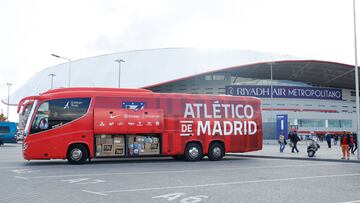 El autob¨²s del primer equipo cargado de material para Valencia.