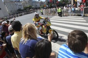 Aficionados saludan el paso de vehículos participantes en el Rally Dakar 2015.