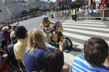 Aficionados saludan el paso de vehículos participantes en el Rally Dakar 2015. 