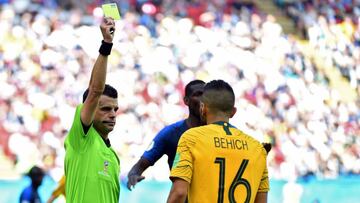 Andrés Cunha muestra una tarjeta durante el Francia-Australia.