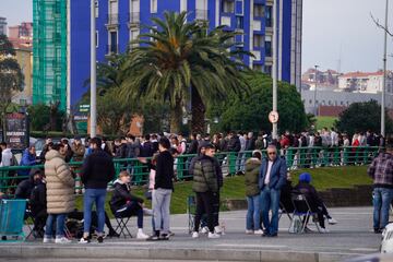 La fila ante las taquillas de los Campos de Sport fue de las de los grandes partidos.