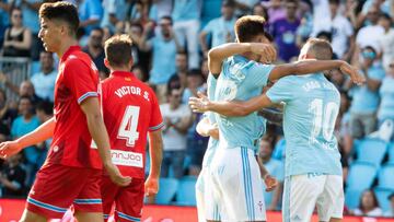 Brais Méndez y Iago Aspas se abrazan tras el gol del empate del Celta.