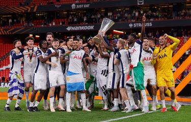Los jugadores del Tottenham desataron la euforia tras conquistar la Europa League en una noche mágica en San Mamés. Abrazos, cánticos y emoción pura sobre el césped que fue testigo de su gesta histórica.
