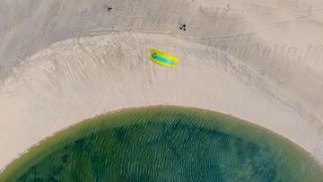 El kitesurfista de Tarifa Jerome Cloetens y su cometa Duotone (amarilla y azul celeste) vistos desde el aire en Dakhla (Marruecos), donde confluyen el desierto con el Oc&eacute;ano Atl&aacute;ntico, en Diciembre del 2020. 