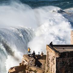 Así fueron las olas de dimensiones bíblicas del huracán Epsilon en Nazaré