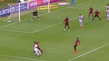 Vinicius es imparable... ni haciéndole penalti