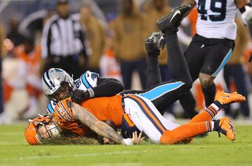 Los Chicago Bears ganaron su tercer partido de la temporada en la NFL al imponerse por 16-13 a los Carolina Panthers en el Soldier Field de Chicago. En la imagen, Marquis Haynes Sr. (98) de los Carolina Panthers detiene de forma espectacular, y aparentemente dolorosa, al quarterback local Tyson Bagent durante el segundo cuarto.