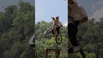 Ciclista japonés luce acrobacias en el Jardín Surrealista de Edward James en San Luis Potosí