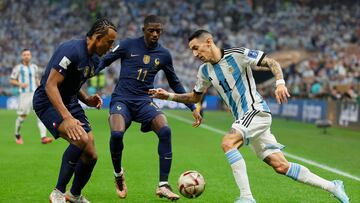 Lusail (Qatar), 18/12/2022.- Angel di Maria (R) of Argentina in action against French players Jules Kounde (L) and Ousmane Dembele (C) during the FIFA World Cup 2022 Final between Argentina and France at Lusail stadium in Lusail, Qatar, 18 December 2022. (Mundial de Fútbol, Francia, Estados Unidos, Catar) EFE/EPA/Ronald Wittek
