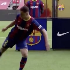 Barcelona: Dest's deft ball skills fall flat during presentation
