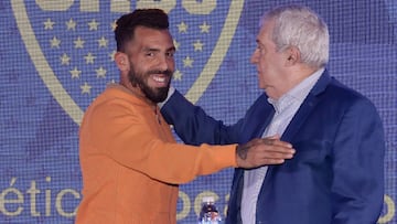 AME3463. BUENOS AIRES (ARGENTINA), 04/06/2021.- Fotograf&iacute;a cedida por el club argentino Boca Juniors del jugador Carlos T&eacute;vez (i) saludando al presidente de Boca Jorge Amor Ameal durante una rueda de prensa hoy, en el estadio La Bombonera en Buenos Aires (Argentina). Jug&oacute; en los principales clubes del mundo y gan&oacute; la Liga de Campeones, la Libertadores, la Intercontinental, el Mundial de Clubes e incluso tiene una serie en Netflix que cuenta su infancia. Carlos Tevez, el segundo argentino m&aacute;s ganador de la historia, anunci&oacute; este viernes a los 37 a&ntilde;os que deja Boca Juniors y que es probable que no vuelva a jugar. EFE/Javier Garc&iacute;a Martino /SOLO USO EDITORIAL/ SOLO DISPONIBLE PARA ILUSTRAR LA NOTICIA QUE ACOMPA&Ntilde;A (CR&Eacute;DITO OBLIGATORIO)