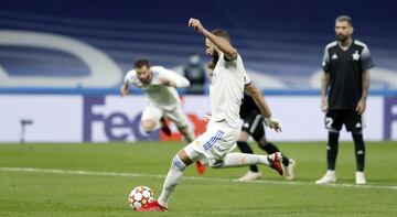 Benzema, de penalti, marcó el empate. 1-1.