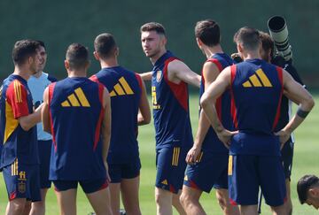 Aymeric Laporte rodeado de sus compañeros de la selección española.