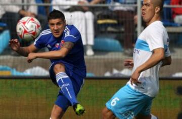 Él y su padre no solo comparten el nombre. También, la posición en la cancha. El padre debió abortar un traspaso al fútbol suizo por una lesión que lo invitó a retirarse muy joven. El otro disputa la titularidad en la UC.