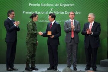 La taekwondoín recibe el Premio Nacional del deporte de manos del presidente.