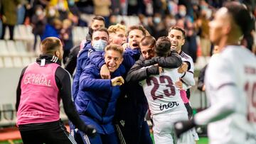 Rub¨¦n Martinez resuelve el problema para el Albacete