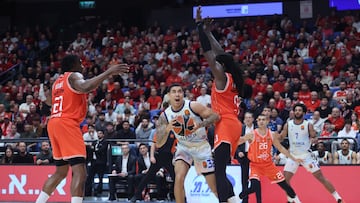 Tel Aviv (Israel), 05/02/2026.- Valencia's Isaac Nogues (L) in action against Hapoel Tel Aviv's Johnathan Motley (R) during the Euroleague basketball match between Hapoel Tel Aviv and Valencia Basket, in Tel Aviv, Israel, 05 February 2026. (Baloncesto, Euroliga) EFE/EPA/ABIR SULTAN