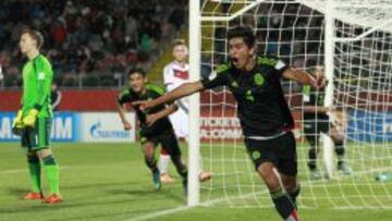 El mexicano Francisco Venegas celebra el segundo tanto azteca ante Alemania durante el partido por el grupo C en el estadio Fiscal de Talca. 
