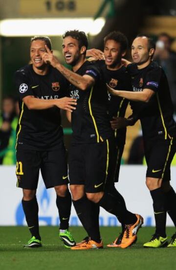 Cesc celebra su gol con el resto de sus compañeros.