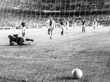 La Copa de Campeones de Europa de 1968/69 supuso la el segundo triunfo del equipo italiano tras vencer por 4-1 al Ajax ?msterdam en el Santiago Bernab¨¦u. Por el conjunto de Milan los goleadores fueron Prati, con un hat trick, y Sormani. Vasovi? anot¨® el gol del conjunto holand¨¦s.