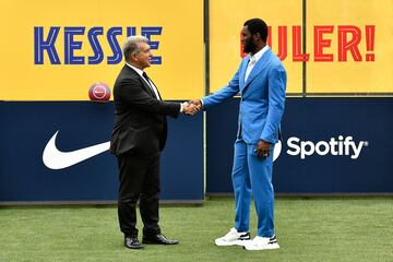 Franck Kessie y Joan Laporta se saludan. 