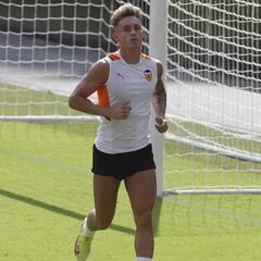 El Valencia libera más espacio: Álex Blanco a un paso de Italia