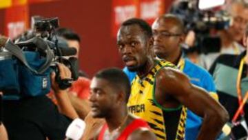 Miradas en la zona mixta. Justin Gatlin y Usain Bolt atienden a los medios despu&eacute;s de cumplir en las series de los 100 metros. 
 