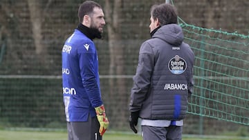 Dani Gim&eacute;nez dialogando con el doctor Carlos Lari&ntilde;o antes de empezar el entrenamiento de ayer.