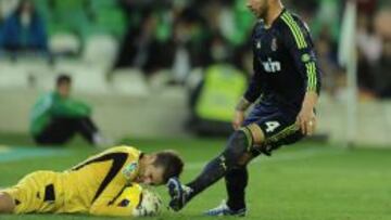 SIEMPRE ATENTO. En esta acci&oacute;n, Ramos esperaba el rechace de Adri&aacute;n en un bal&oacute;n que &eacute;l mismo hab&iacute;a rematado.