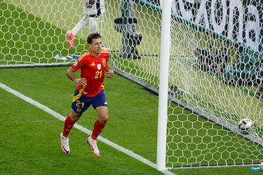 2-1. El Jugador de la Real Sociedad celebra un tanto histórico para la selección española.