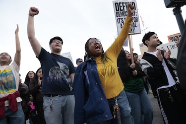 Miles de personas en la protesta en San Francisco contra el ICE. La ciudad de California se une así al resto de lugares en EE.UU. que han asumido una huelga general en contra de las actuaciones del Servicio de Inmigración y Control de Aduanas.