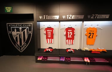 Las camisetas de Gorka Guruzeta, Jesús Areso y Alex Padilla se ven en el vestuario del Athletic Club antes del partido de la primera jornada de la Fase de la UEFA Champions League 2025/26 entre el Athletic Club y el Arsenal FC en el Estadio de San Mamés.