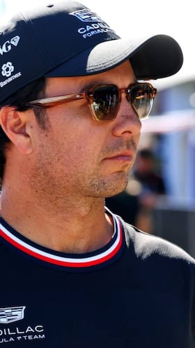 Checo Pérez firma el objeto más raro de su carrera; un billete de 500