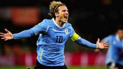 Forl&aacute;n celebra un gol con Uruguay.