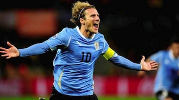 Forlán celebra un gol con Uruguay.