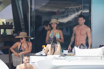 Leo Messi, Luis Su¨¢rez y Cesc F¨¢bregas han disfrutado de un d¨ªa en barco por la costa de Ibiza. Los tres jugadores se encuentran de vacaciones antes de la vuelta al trabajo.