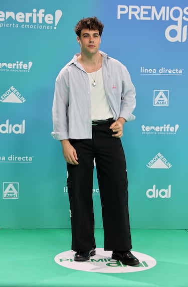 Ignacio Serrano, a su paso por la alfombra verde de los Premios Dial Tenerife 2026.