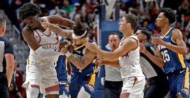 Jose Alvarado, de los New Orleans Pelicans, le propina un muy poco navideño puñetazo a Mark Williams, de los Phoenix Suns, en el partido que enfrentó a ambos equipos en Nueva Orleans, Louisiana, y que se saldó con victoria visitante por 123 a 114. El altercado se produjo en el tercer cuarto y acabó con ambos jugadores expulsados.
