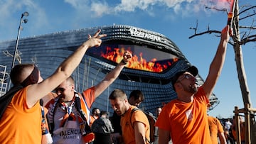 VALENCIA, 19/02/2026.- Ambiente en el exterior del Roig Arena de Valencia, donde comienza este jueves la Copa del Rey de baloncesto con el partido entre Valencia Basket y el Asisa Joventut Badalona.- EFE/ Kai Försterling