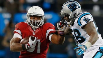 Thomas Davis detiene a David Johnson en una jugada de la final de conferencia nacional entre Panthers y Cardinals.