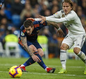 Luka Modric y Santi Mina.