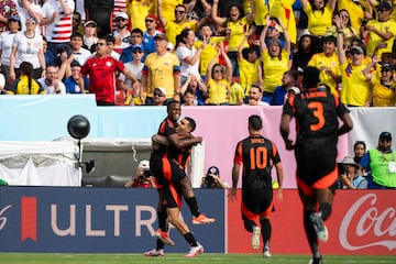 La Selección venció con autoridad a el equipo estadounidense en el primer amistoso previo a la Copa América. Jhon Arias, Rafael Santos Borré, Richard Ríos, Jorge Carrascal y Luis Sinisterra marcaron en la goleada, mientras que Timothy Weah anotó para los locales.