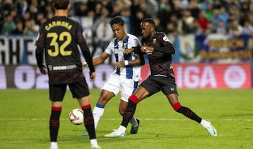 Tapia, contra el Sevilla, antes de lesionarse. 